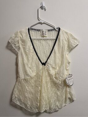 french pastry Cream Lace V-Neck Cap Sleeve Top with Black Trim